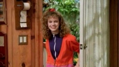 Kimmy from Full House opening the door